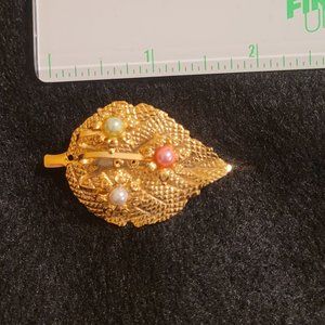Delicate vintage goldtone leaf pin with 3 faux pearls